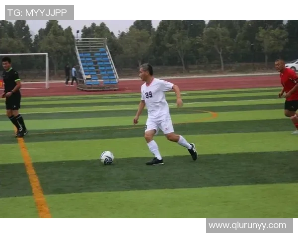 老年足球明星重返赛场精彩瞬间展现青春活力与团队精神