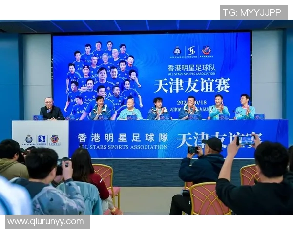 与足球明星共度佳节交换心意礼物传递友谊与热情